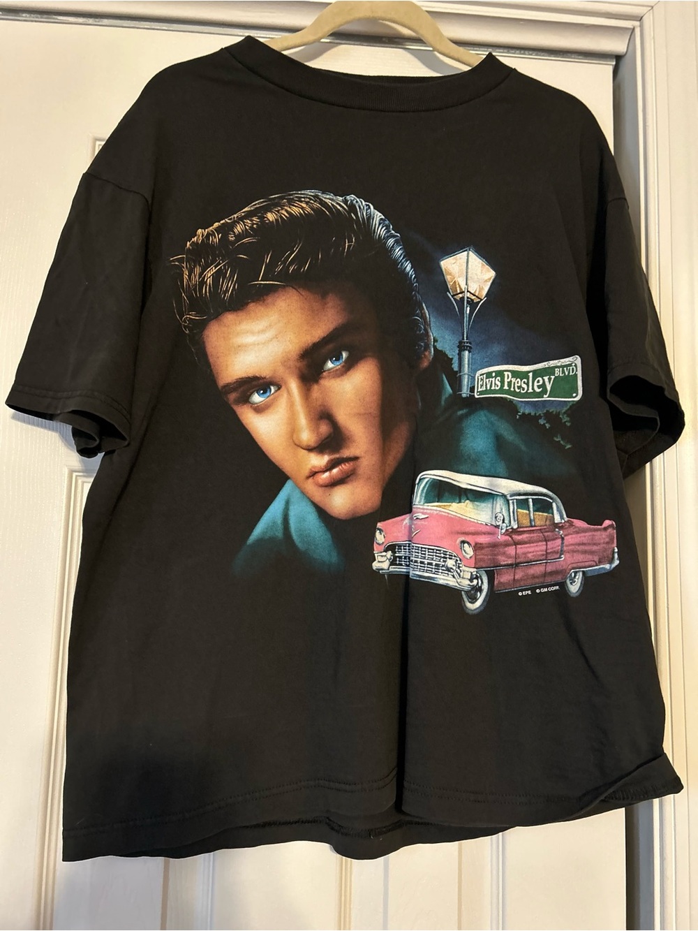 Graceland Authentic Graphic Elvis Presley Tee with Pink Car Size XL